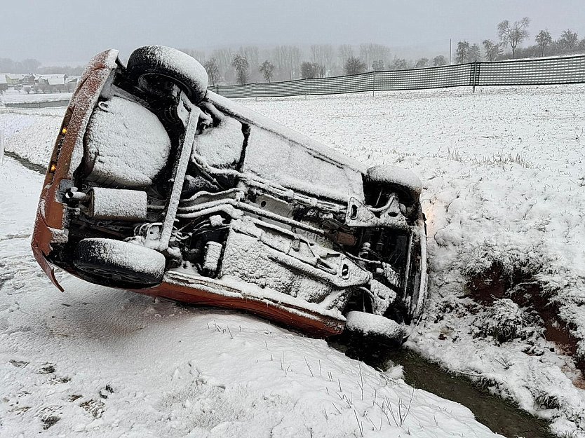 Schneechaos auf Landkreisstra&szlig;en (Foto: Feuerwehr Liebenrode, Feuerwehr Niedersachswerfen, Silvio Dietze)