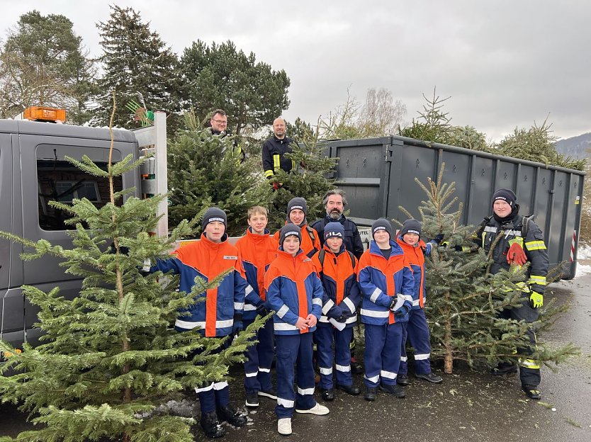 Jugendfeuerwehr sammelt mit den Pfadfindern B&auml;ume (Foto: Niclas Jahns)