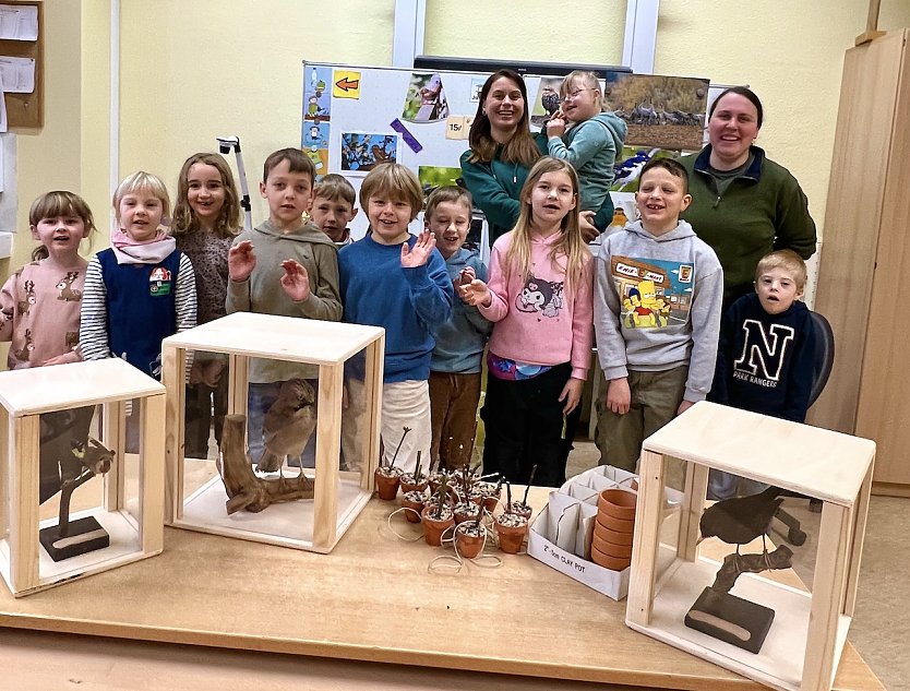 Michelle Sterczel vom Landschaftspflegeverband S&uuml;dharz-Kyffh&auml;user, Schulleiterin Tina Kallmeyer und Kinder der Evangelischen Grundschule Nordhausen (Foto: Dr. Halbritter)