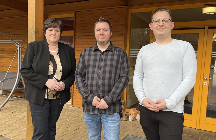   v.l.: bisherige Leiterin Dagmar H&ouml;ppner, Teamleiter Sascha Marquardt und Wohnverbundsleiter Patrick Elstner (Foto: Nordth&uuml;ringer Lebenshilfe)