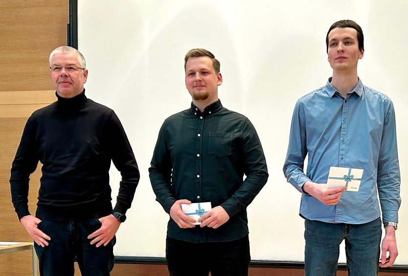 Robert Rausch und Florian Kahl mit Klassenlehrer Rainer SturmSt (Foto: AHP)