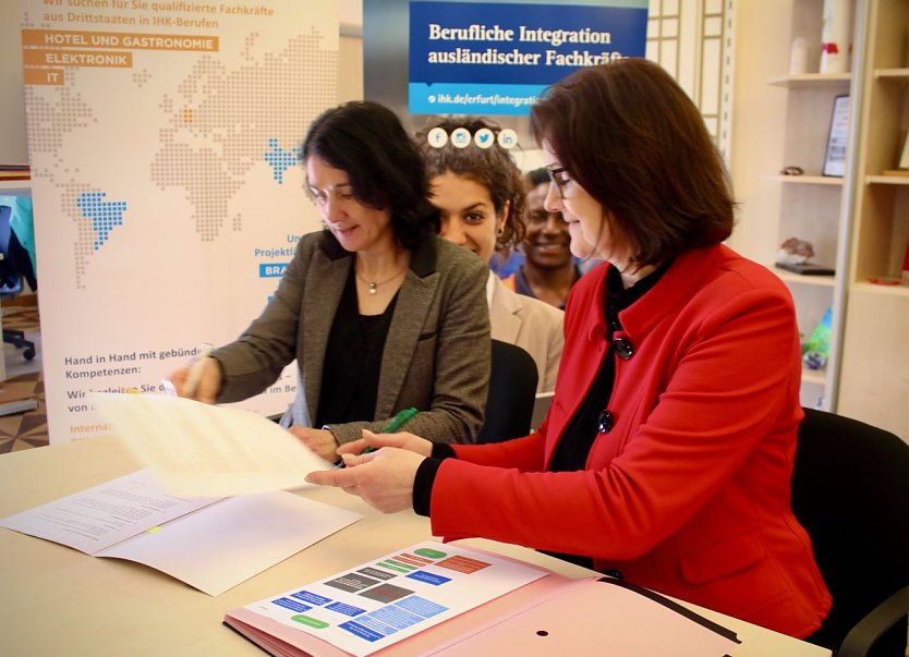 v.li.n.re. Hauptgesch&auml;ftsf&uuml;hrerin der IHK Erfurt Frau Dr. Haase-Lerch und Landr&auml;tin des Kyffh&auml;userkreises Antje Hochwind-Schneider, unterzeichnen den Kooperationsvertrag zur Vereinfachung von Zuwanderungsprozessen  (Foto: Eva Maria Wiegand)