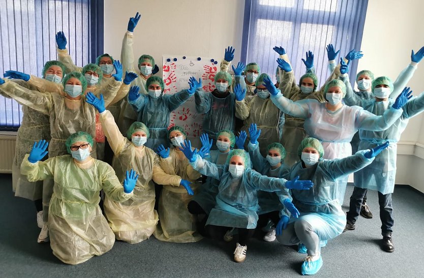 Die Pflegehilfeklasse APH-GKPH24 beim Praxisunterricht zum Thema Hygiene (Foto: A.Hagedorn)