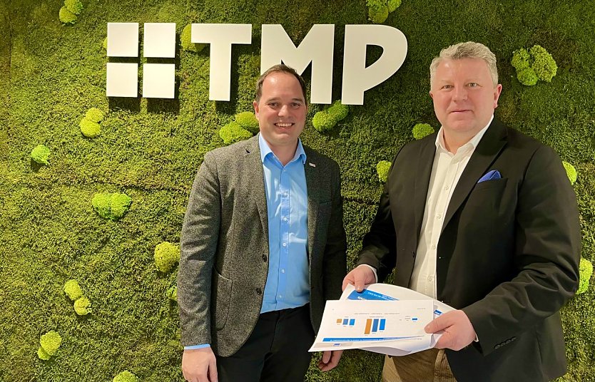 Blicken verhalten optimistisch in die Zukunft: TMP-Gesch&auml;fsf&uuml;hrer Tobias Kern (l.) und Nordth&uuml;ringens IHK-Chef Christian B&ouml;duel  (Foto: oas)