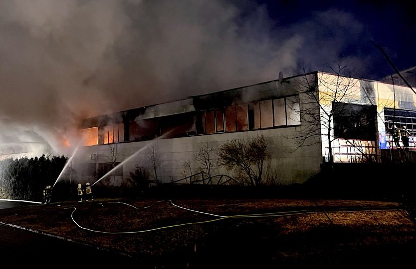Feuer gestern Abend bei der Firma Federn O&szlig;wald in M&uuml;hlausen (Foto: S.Dietzel)