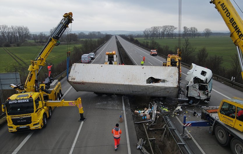 Der Lkw wird geborgen (Foto: S. Dietzel)
