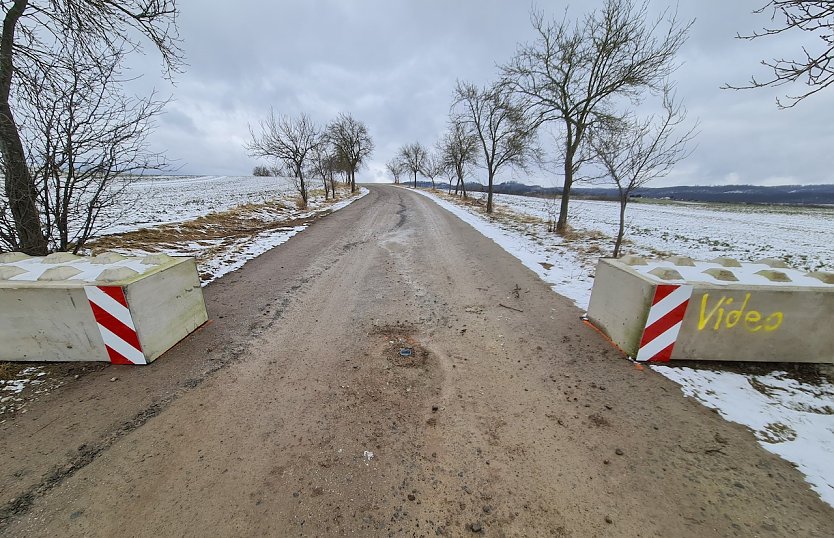 Aus der Stra&szlig;enmitte wurde der Roller herausgerissen (Foto: C.Wilhelm)