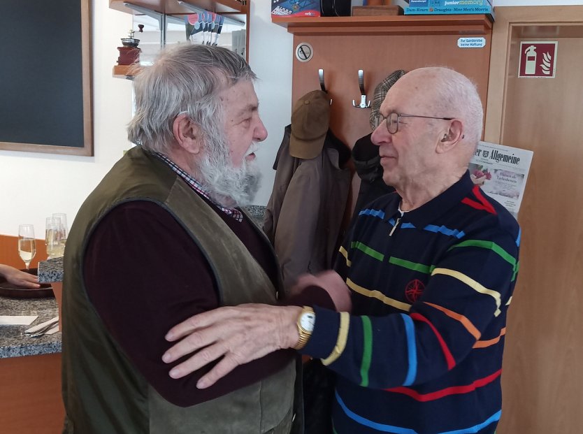 Dr. Kurt Glatz von der Vereinigung der Landsenioren gratuliert G&uuml;nther Sieger (rechts) zum 95. Geburtstag. Sieger war vor 29 Jahren Mitbegr&uuml;nder der Vereinigung. (Foto: Kurt Frank)