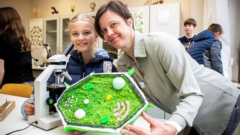 Frau Katja Schanz (Bio/Sport) und Lucie Rieger (Foto: Christoph Keil)