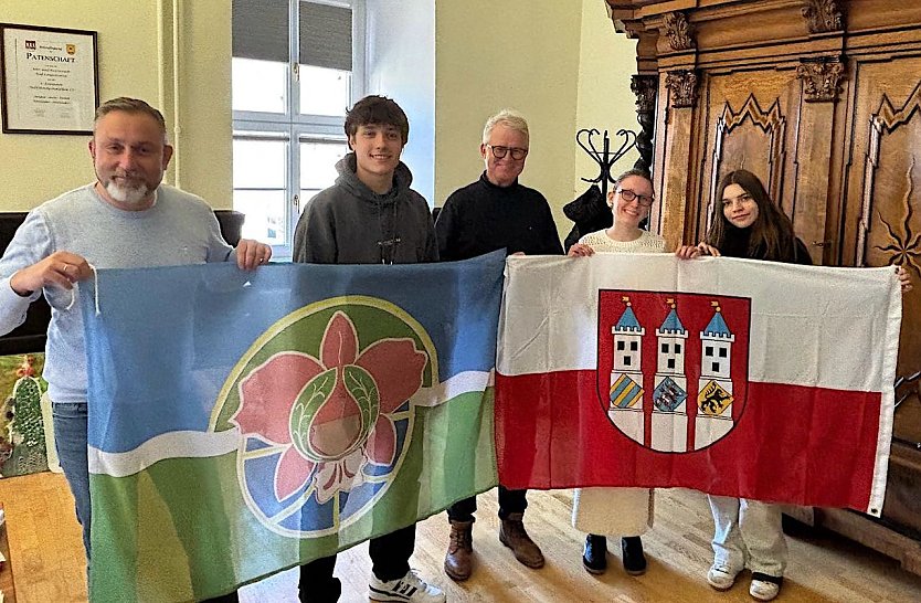 Empfang im Rathaus: B&uuml;rgermeister Matthias Reinz, Augustin, Volker P&ouml;hler, Augustina und Marianela (v.l.) (Foto: Stadtverwaltung Bad Langensalza)