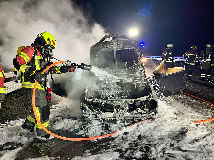 Auto brannte aus (Foto: Feuerwehr Heringen/Silvio Dietzel)