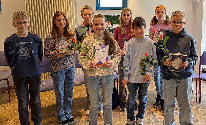  Emma Schink&ouml;the (4.v.li.) hatte sich im Vorlese-Regionalentscheid gegen 7 weitere Kinder in Sondershausen durchgesetzt (Foto: Janine Skara)