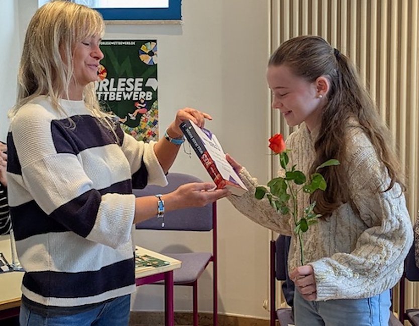 Janett Noack (Leiterin der Stadtbibliothek) &uuml;berreicht  Emma Schink&ouml;the, Gewinnerin des 66. Vorlesewettbewerbs, die Siegerurkunde  (Foto: Janine Skara)
