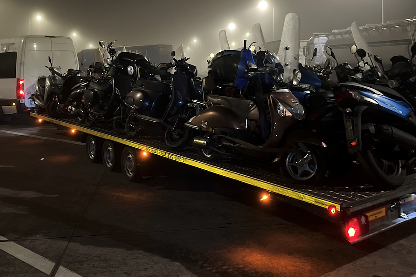 &Uuml;berladener Anh&auml;nger auf der A38 (Foto: LPI)