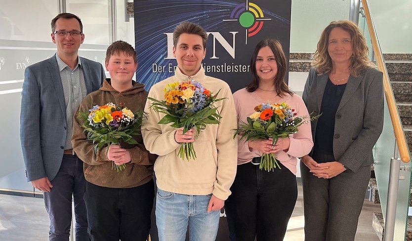 Jana Z&ouml;ller, Gesch&auml;ftsf&uuml;hrerin der EVN (au&szlig;en rechts), und Jens Germer, Gesch&auml;ftsf&uuml;hrer der Nordhausen Netz GmbH (au&szlig;en links), begr&uuml;&szlig;en John Lukas Conrad, Toni Liesegang und Annabell M&uuml;ller (von links nach rechts) in ihrem Team. (Foto: Katrin Bergmann (EVN))