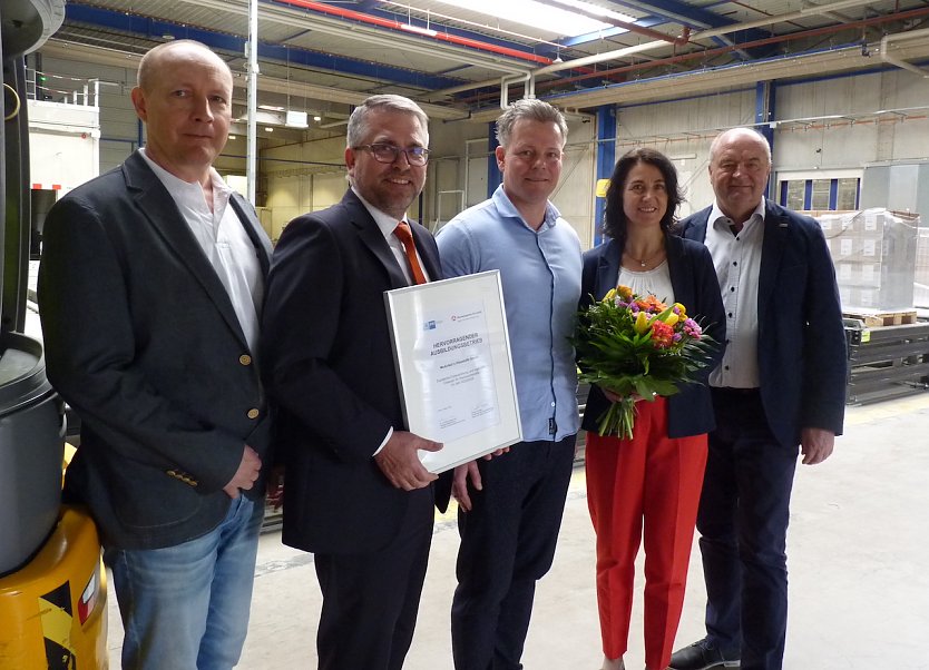 vlnr.: Panu Ares, Werksleiter (McAirlaid&acute;s Vliesstoffe GmbH), Karsten Frob&ouml;se, Vorsitzender der Gesch&auml;ftsf&uuml;hrung (Agentur f&uuml;r Arbeit Th&uuml;ringen Nord), J&ouml;rg Pf&uuml;tzenreuter,  Logistikmanager (McAirlaid&acute;s Vliesstoffe GmbH), Dr. Cornelia Haase-Lerch, Hauptgesch&auml;ftsf&uuml;hrerin (IHK Erfurt), Horst Dornieden, Leiter Personal (McAirlaid&acute;s Vliesstoffe GmbH) (Foto: Tabea Meyer, Agentur f&uuml;r Arbeit Th&uuml;ringen Nord)