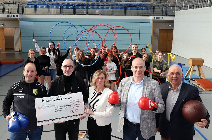 v.l.: Marco Dietrich (BSG Altstadt), Andreas Trump (Schulleiter Herder-Gymnasium), Sandra Hoyer (KSK Nordhausen), Landrat Matthias Jendricke, Werner H&uuml;tcher (Kreissportkoordinator) - im Hintergrund sind Sch&uuml;lerinnen des Herder-Gymnasiums (Foto: Pressestelle Landratsamt)