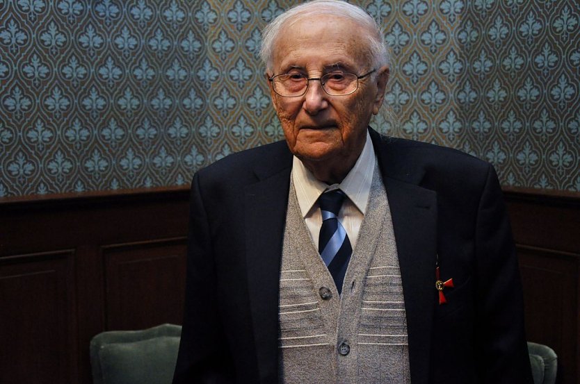 Der Nordh&auml;user Ehrenb&uuml;rger und &Uuml;berlebende des KZ Dora, Albrecht Weinberg mit dem Bundesverdienstkreuz 2017 (Foto: Badmanontour/wikipedia)