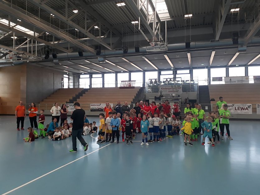 Das Teilnehmerfeld des 24. Carsten-K&auml;lz-Kindergartencups (Foto: Markus Fromm)