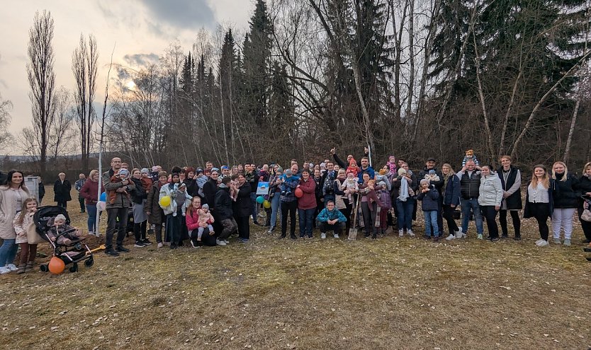 Die Babybaumpflanzaktion kam gut an: &Uuml;ber 30 Familien kamen mit ihrem Nachwuchs, um gemeinsam die Babyb&auml;ume in Sondershausen-Bebra zu pflanzen. (Foto: Janine Skara)
