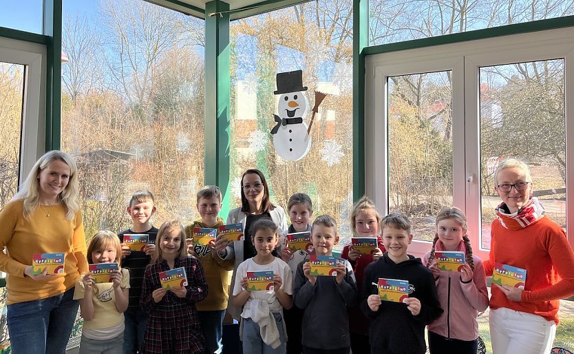 Monique Seewald (Mitte) brachte der Klasse 2b der Franzbergschule die neuen Familienp&auml;sse (Foto: Martin Hellmann (Landratsamt Kyffh&auml;userkreis))