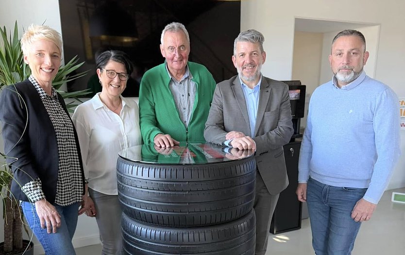 Landrat Ahke (2.v.r.) besuchte Lothar Warschun in seiner Fahrschule (Foto: R.Rothe)