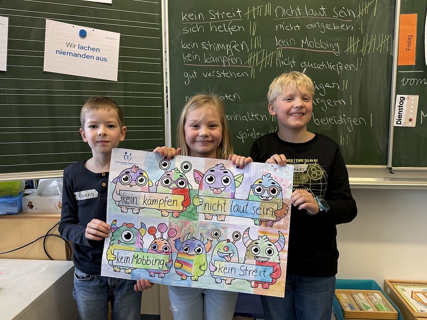 Antui-Mobbing Training: Hannes, Charlotte und Hannes (v.l.) der Klasse 3b mit dem gemeinschaftlich gestalteten Plakat (Foto: Josephine Matuszewski Sozialp&auml;dagogin)