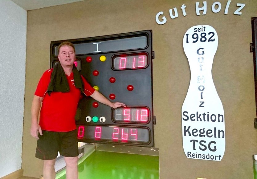 Frank Helmboldt und sein Bahnrekord für die Ewigkeit: 512 Holz (m. 100 Wurf) (Foto: Knut Herzau) Frank Helmboldt und sein Bahnrekord für die Ewigkeit: 512 Holz (m. 100 Wurf) (Foto: Knut Herzau)