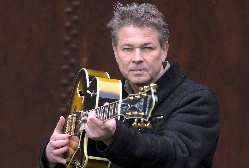 Der Vollblut-Gitarrist-Komponist-Arrangeur Ro Gebhardt (Foto: Agentur)