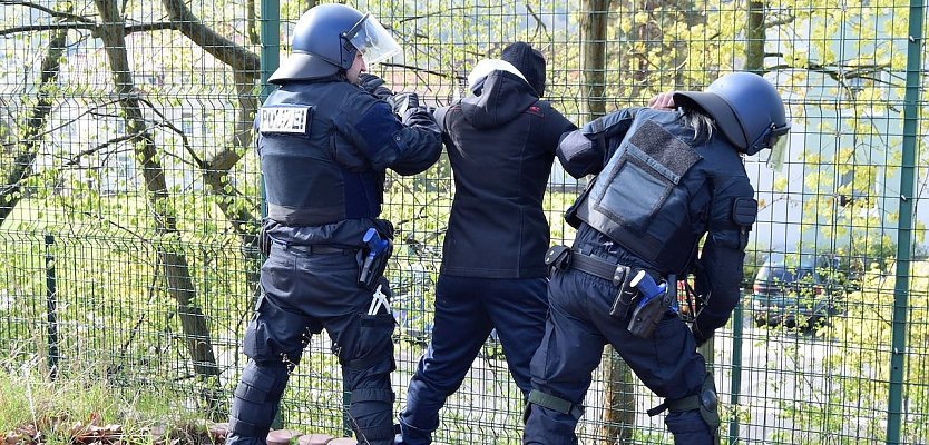 Polizeibeamte bei einer Festnahme (Foto: LPI)