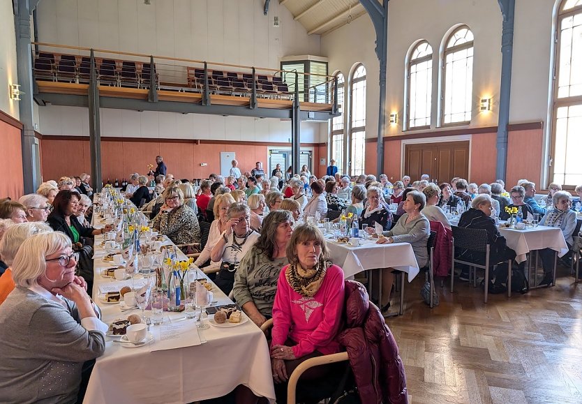 Zur Seniorenfr&uuml;hlingsfeier der Stadt Sondershausen kamen &uuml;ber 120 Seniorinnen und Senioren (Foto: Janine Skara)
