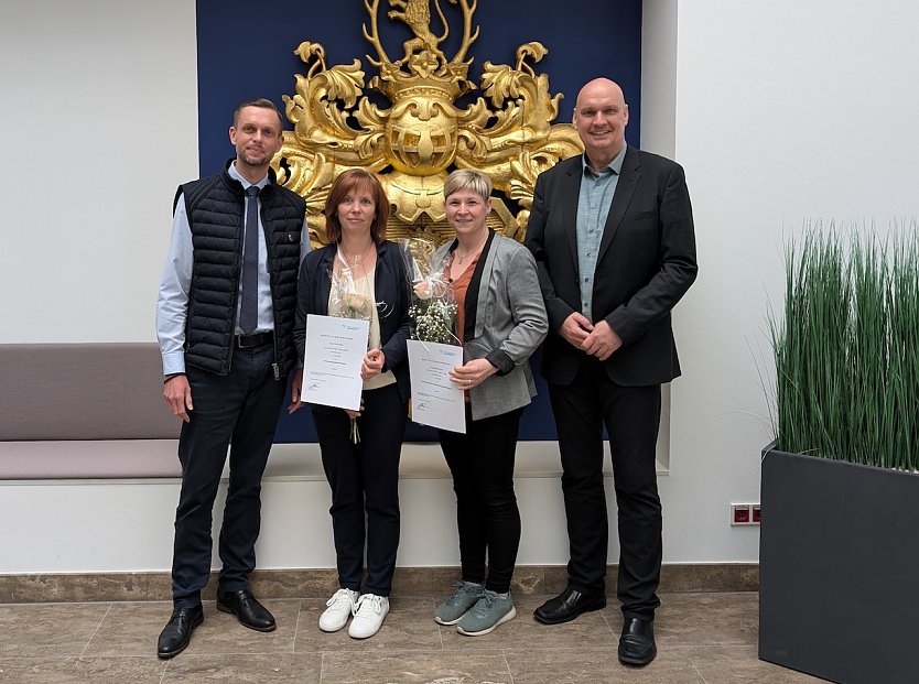 Yvonne Haase (2.v.li.) &uuml;bernimmt ab sofort die Position der Gleichstellungsbeauftragten der Stadt Sondershausen und l&ouml;st damit Christin Nowak (2.v.re.) ab. B&uuml;rgermeister Steffen Grimm (re.) und Verwaltungsleiter Stefan Aschenbrenner (li.) gratulierten und dankten beiden Mitarbeiterinnen f&uuml;r ihr Engagement. (Foto: Janine Skara)