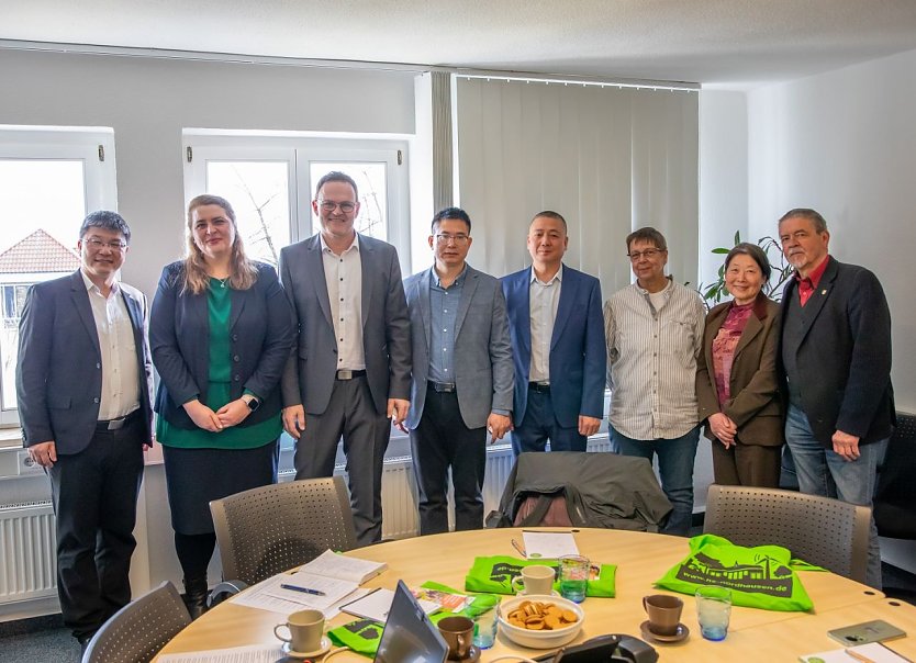 ochschulpr&auml;sident Prof. Dr. J&ouml;rg Wagner und der Gesch&auml;ftsf&uuml;hrer der Internationalen Bildungsgruppe der Beijing Foreign Studies University, Guohui Li, (3. und 4. von links) zusammen mit Mitarbeitern beider Einrichtungen sowie des BSIC (Foto: Maurice T&ouml;pfer)