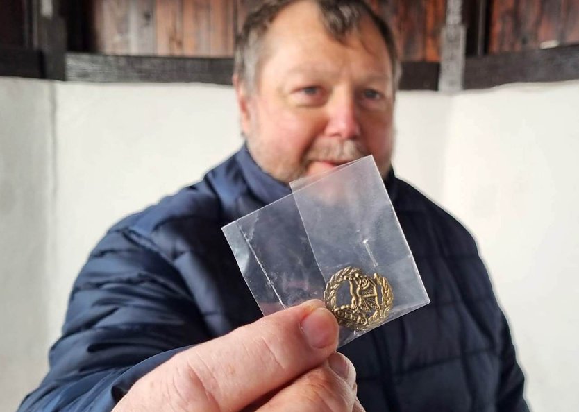 Besondere Auszeichnungen: Verdienstzeichen der DLRG in Bronze (Foto: Peter Keßler) Besondere Auszeichnungen: Verdienstzeichen der DLRG in Bronze (Foto: Peter Keßler)