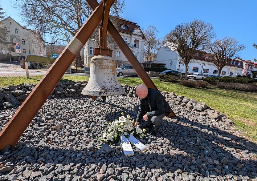 B&uuml;rgermeister Steffen Grimm gedachte am 80. Jahrestag der Bombardierung von Sondershausen den Opfern der Zerst&ouml;rung (Foto: Janine Skara)