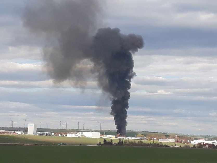 Dichter Rauch &uuml;ber dem Gewerbegebiet in Bad Langensalza (Foto: Markus Fromm)