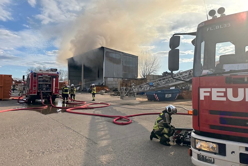 Brand bei Thüringen Recycling in Bad Langensalza gestern Nachmittag (Foto: M.Rudolph) Brand bei Thüringen Recycling in Bad Langensalza gestern Nachmittag (Foto: M.Rudolph)