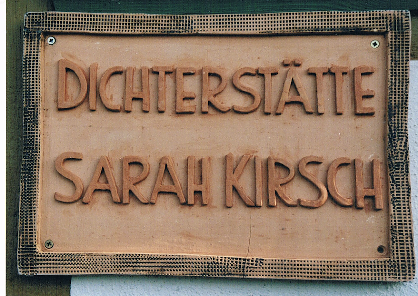 Keramiktafel am Geburtshaus Sarah Kirschs in Limlingerode seit Ende 2002 (Foto: Heidelore Kneffel) Keramiktafel am Geburtshaus Sarah Kirschs in Limlingerode seit Ende 2002 (Foto: Heidelore Kneffel)