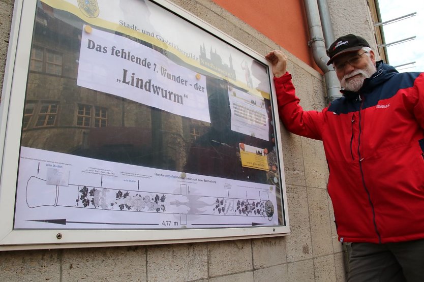 Michael Garke vor dem Schaukasten der G&auml;stef&uuml;hrergilde und seiner Vision vom "Lindwurm" (Foto: agl)