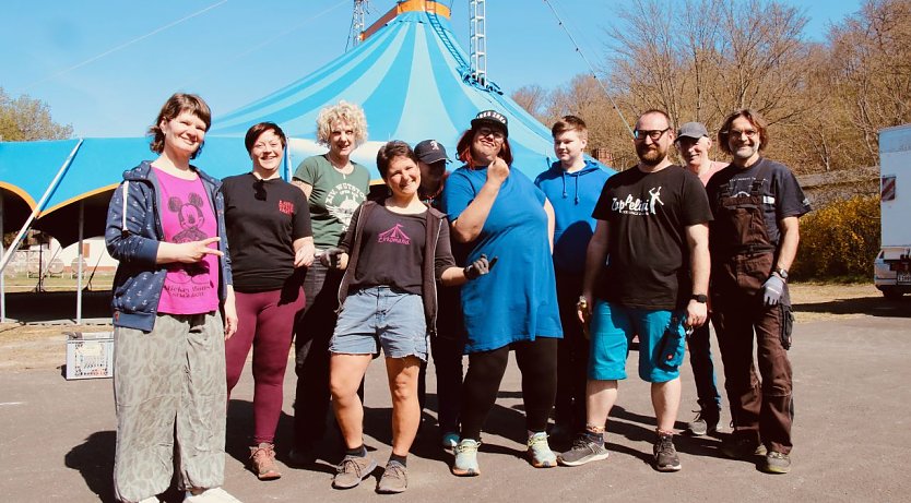 Am Wochenende wurde am Altentor wieder kr&auml;ftig angepackt und das blaue Zappelini-Zelt aufgebaut (Foto: agl)