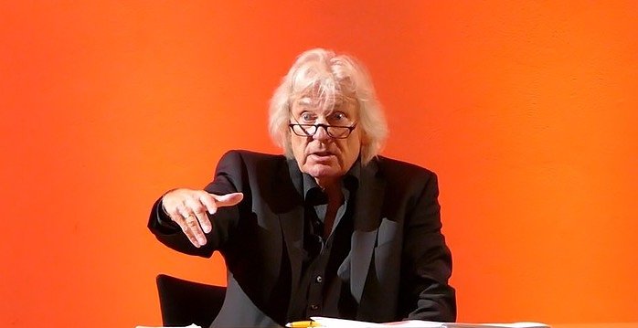 Der Schauspieler und Autor Burkhard Jahn w&auml;hrend einer Lesung ganz in seinem Element (Foto: Agentur)