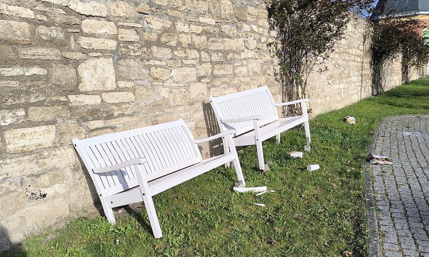 Demolierte Sitzbänke im Schlösschenpark (Foto: Stadtverwaltung Bad Langensalza ) Demolierte Sitzbänke im Schlösschenpark (Foto: Stadtverwaltung Bad Langensalza )