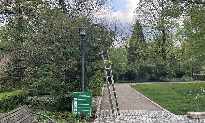 Weitere heute montierte Hinweisschilder werden das Problem nicht lösen (Foto: oas) Weitere heute montierte Hinweisschilder werden das Problem nicht lösen (Foto: oas)