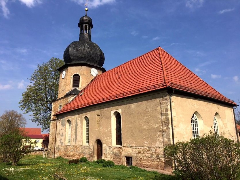 Der Turm der St.-Wigberti-Kirche in Altengottern wird neu bekr&ouml;nt (Foto: Evangelischer Kirchenkreis M&uuml;hlhausen)