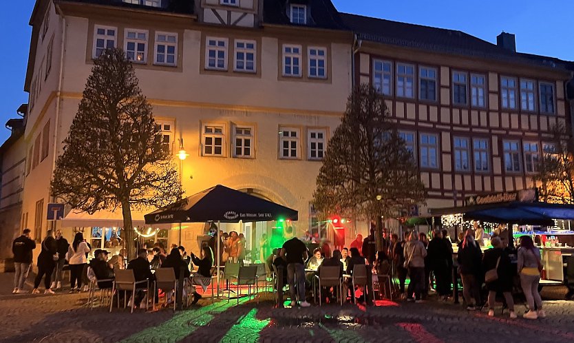 Fr&ouml;hliche Party gestern Abend im und vor dem B7 am Kornmarkt (Foto: oas)