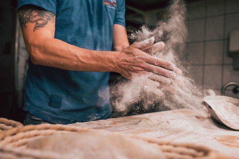 Mehl staubt in der B&auml;ckerei (Foto: NGG)