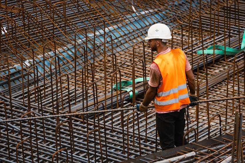 Ein Eisenflechter bei der Arbeit (Foto: IG BAU)