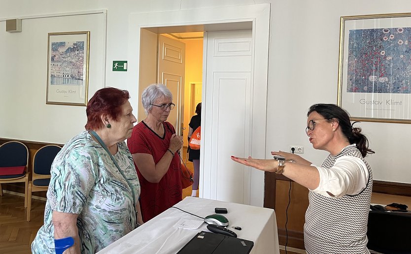 Katja Rudolph (re.) stellt den Kurg&auml;sten ihre Stadt und deren M&ouml;glichkeiten vor. (Foto: oas)