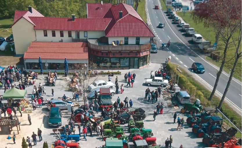 Traktorenaufmarsch vorm Harth-Haus (Foto: Harth-Haus)