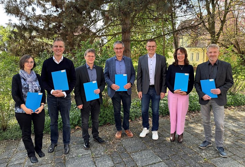 v.l.: Dr.-Ing. Birgit Lustermann, Prof. Dr. Marcus Sch&auml;fer, Prof. Dr. Uwe Saint-Mont, Prof. Dr. Bernd Schwien, Pr&auml;sident Prof. Dr. J&ouml;rg Wagner, Prof. Dr. phil. Cordula Borbe und Fred Wagner (Foto: Tina Bergknapp)